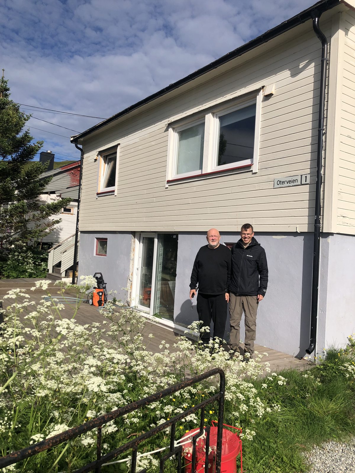 Johannes with his host in front of a house in Skarsvåg